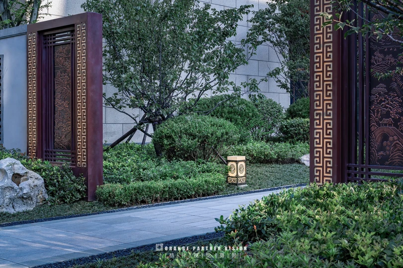 建筑入口处的一个门