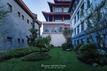 从花园区域看到的建筑