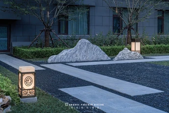 建筑前的岩石和草地走廊