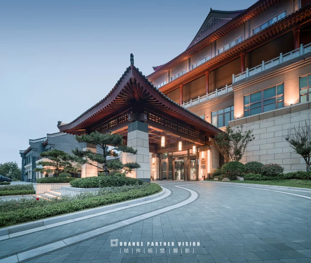 建筑入口的夜晚