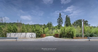 空荡荡的街道上有一块巨大的路牌