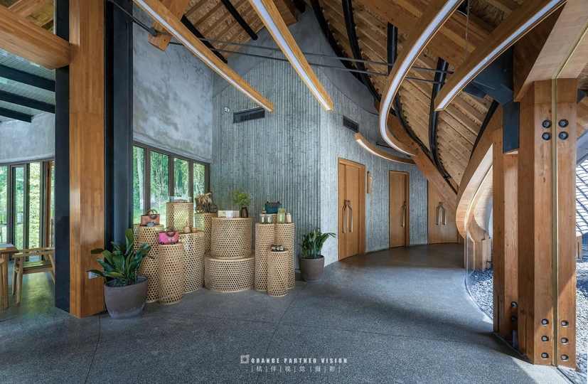 带有木制墙壁和天花板的建筑物内部