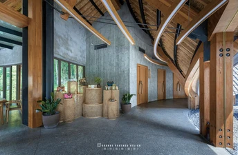 带有木制墙壁和天花板的建筑物内部