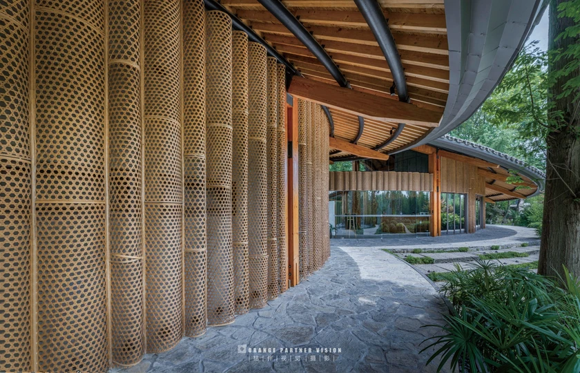 带有弯曲墙壁的建筑结构