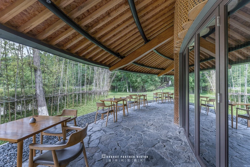 一个带有木制桌椅的覆盖式露台