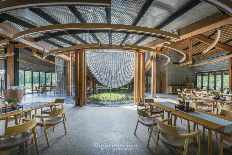 一个大房间里的餐厅 有桌子和椅子。