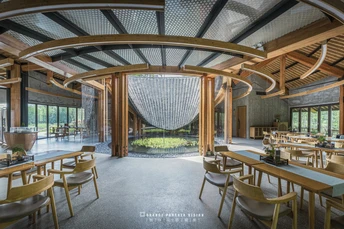 一个大房间里的餐厅 有桌子和椅子。