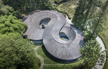 环绕森林的圆形住宅的 aerial view