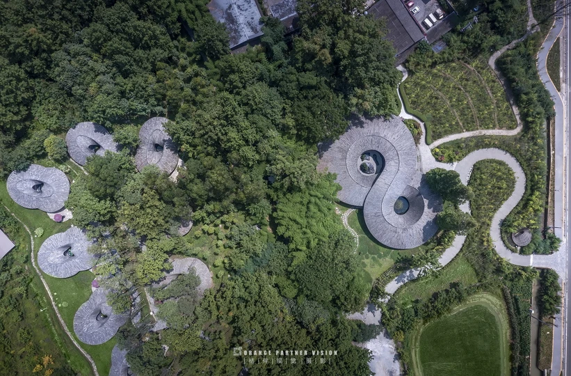 公园及其周围景观的航空照片