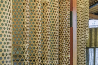 一个带有厕所、水槽、镜子和墙上的瓷砖的浴室