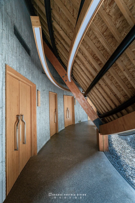 一条长走廊 墙壁、天花板和地板都是木制的