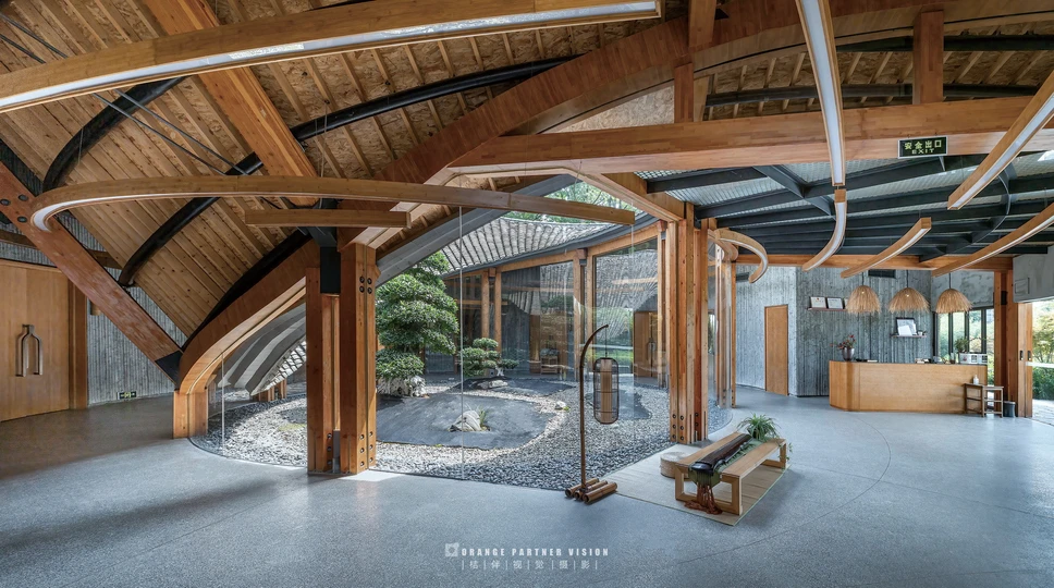 带有木梁的大楼内部