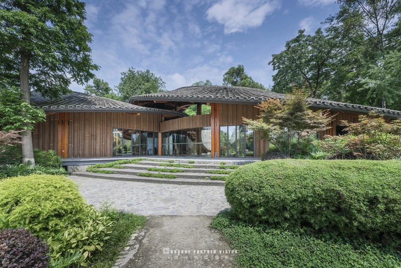 带有花园和树木的家园的入口