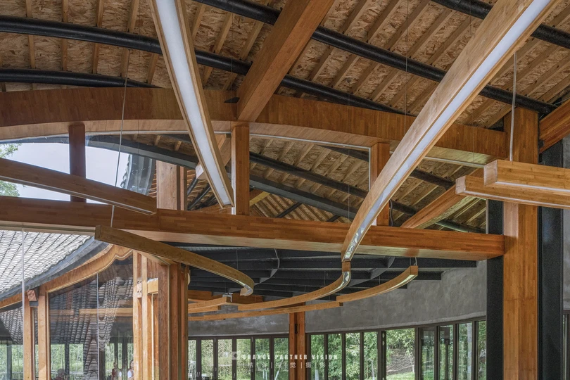 带有木屋顶和大窗户的房间