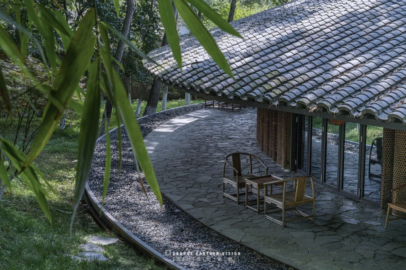 有一座带草顶的小建筑