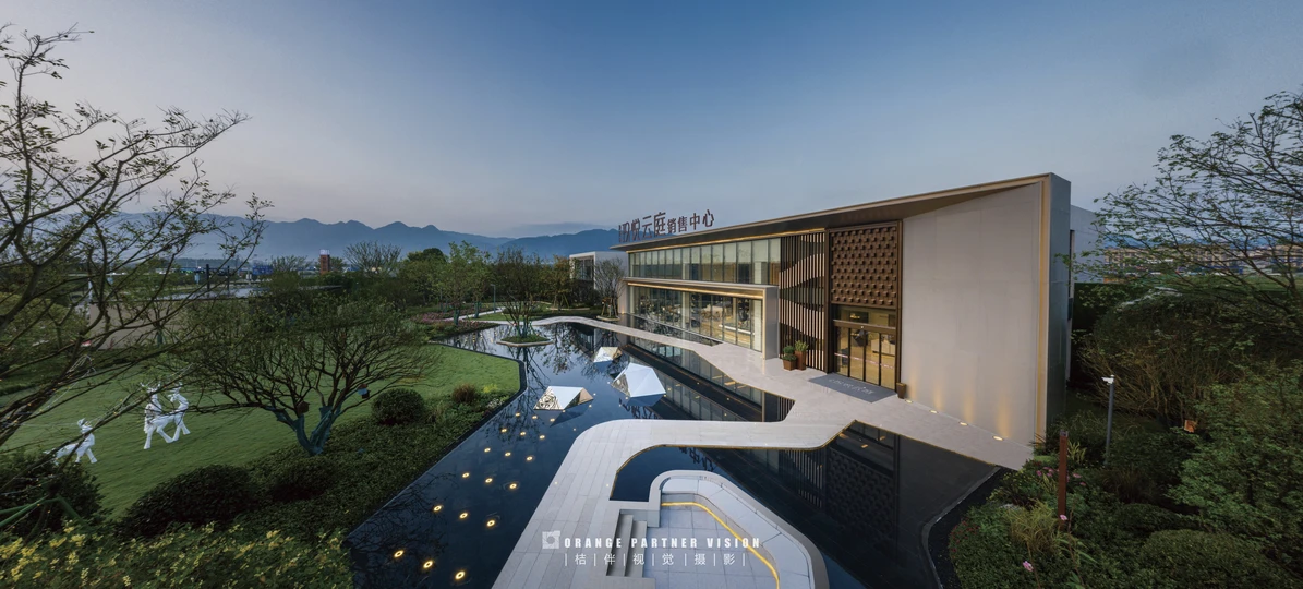 河上跨桥的建筑物图片