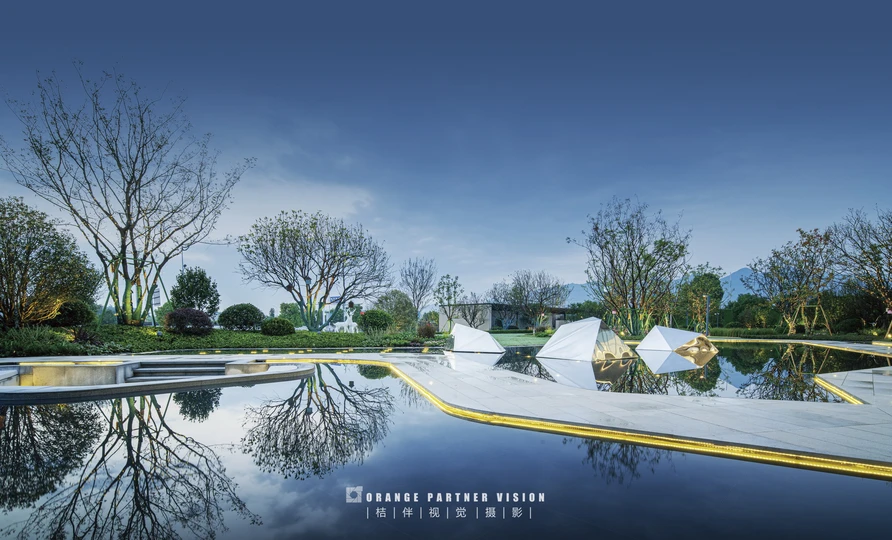 池水中的树影和天空