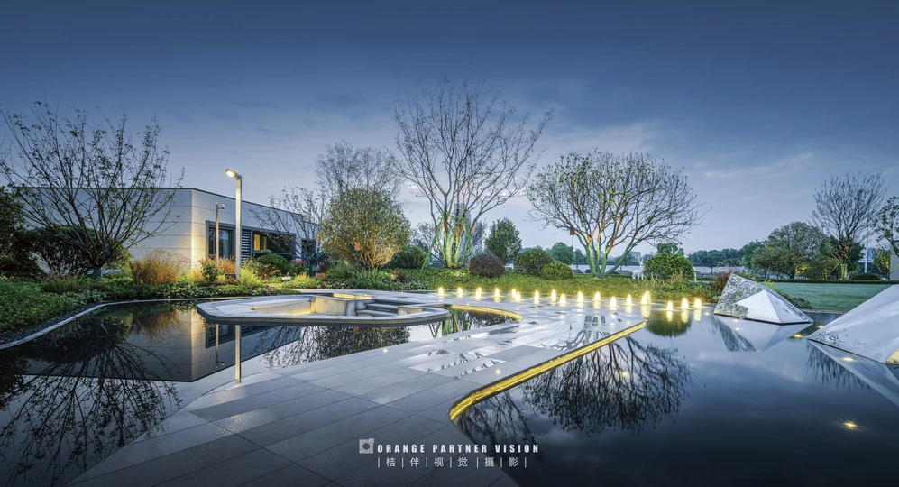 公园里的大型池塘在夜晚