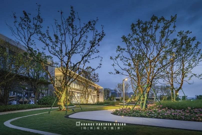 夜晚照亮的大楼前有树