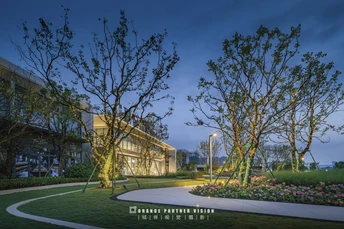 夜晚照亮的大楼前有树