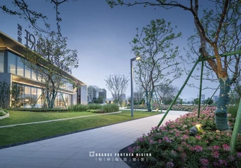 夕阳下的现代化办公楼 有树木和花卉。