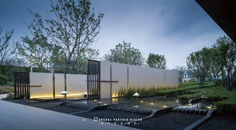 一个有水池塘的花园