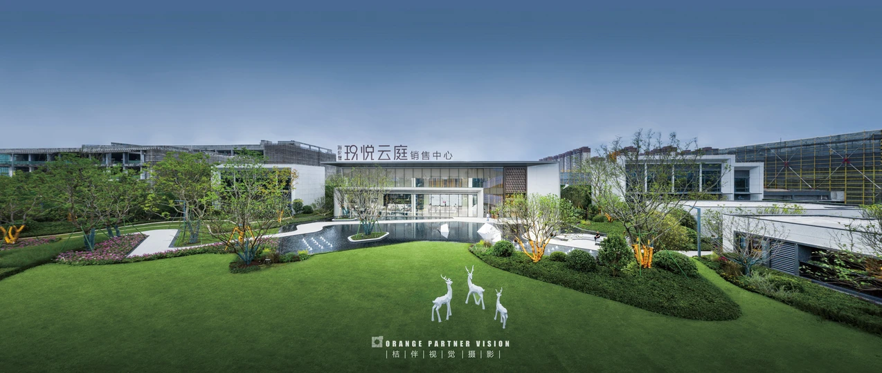 一个大型的办公楼 有一个带绿色草地的庭院。