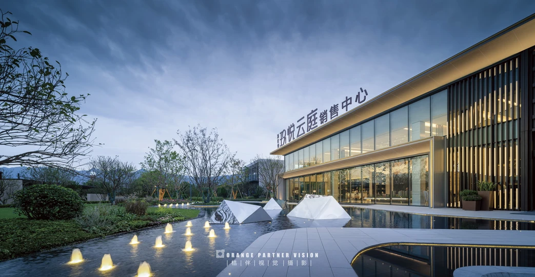 建筑前有一个大水池