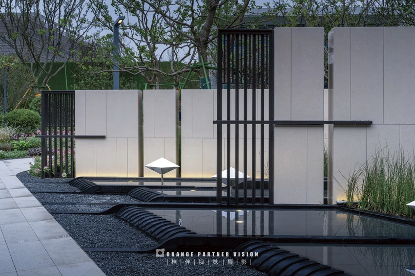 中间有水景的现代建筑