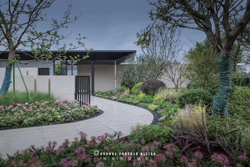 房子和花园的照片 有花和树