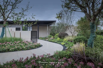 房子和花园的照片 有花和树