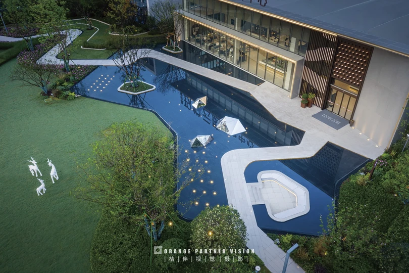 现代家居带有游泳池的俯视图