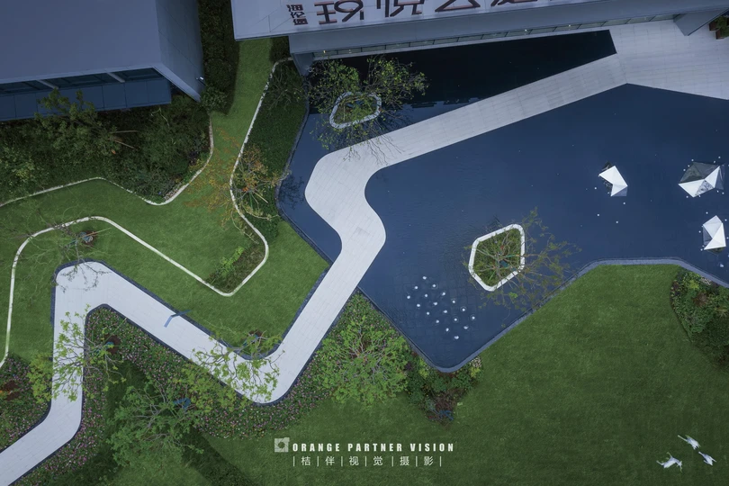 公园的 aerial view 带有草地和河流