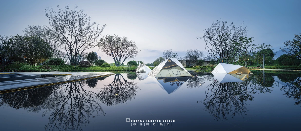 池塘中的树影和天空