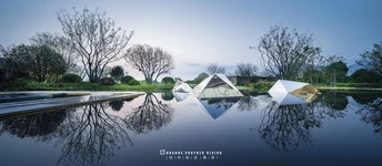 池塘中的树影和天空