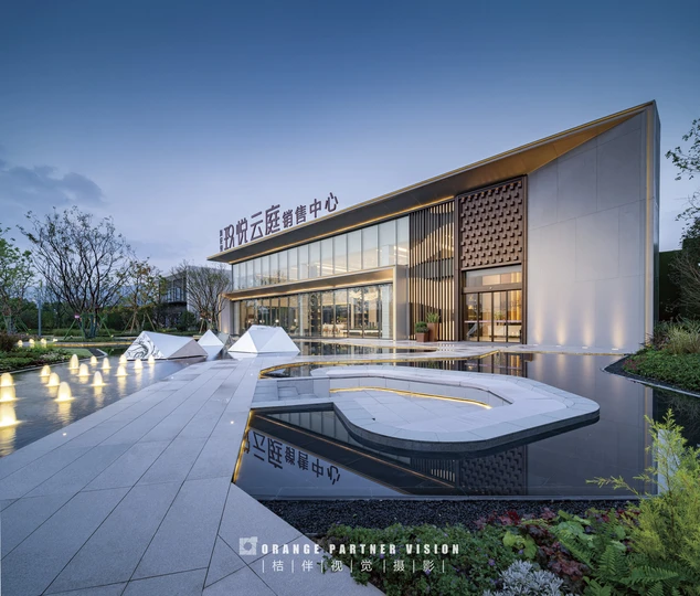 一座现代化的建筑 有一个大反射池。