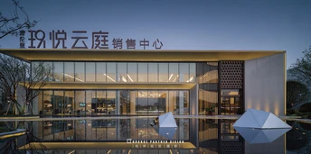 前面有游泳池的现代建筑