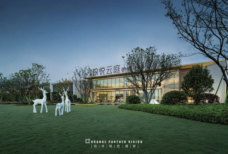 背景是一个大型草坪 后面有一栋建筑。