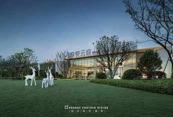 背景是一个大型草坪 后面有一栋建筑。