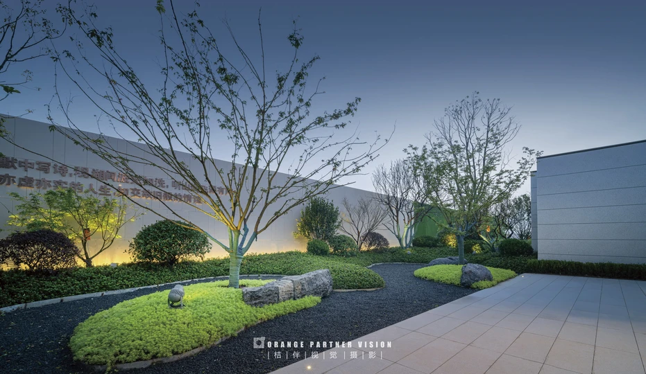 建筑前面的草坪和树木的花园