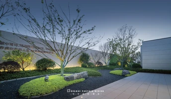 建筑前面的草坪和树木的花园