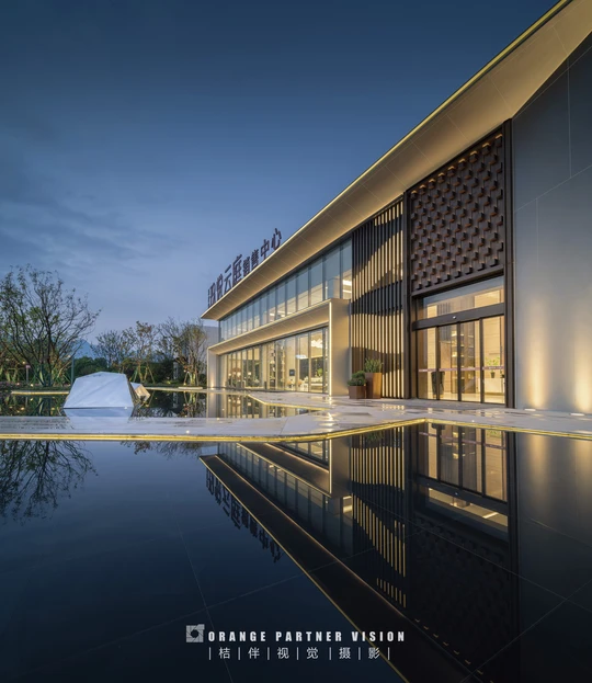 现代建筑在水池中得到倒影