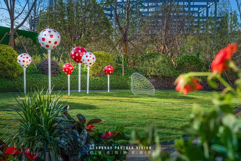 公园里的一个花园 有花和雕塑。