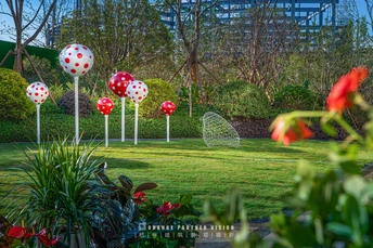 公园里的一个花园 有花和雕塑。