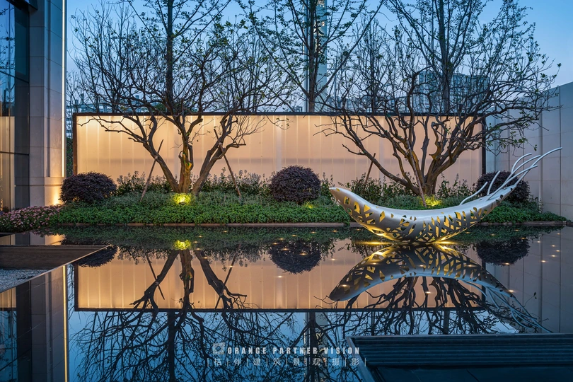 大量水面反射现代建筑和树木