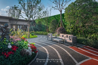 公园 有树、花和长凳