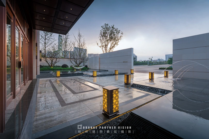 建筑中的庭院 位于水中中央