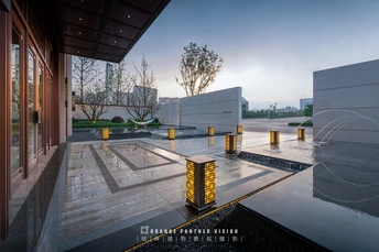 建筑中的庭院 位于水中中央