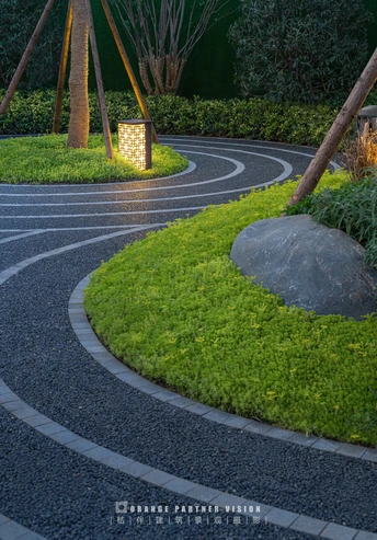 夜晚公园里的环形步行道 有草地和树木。