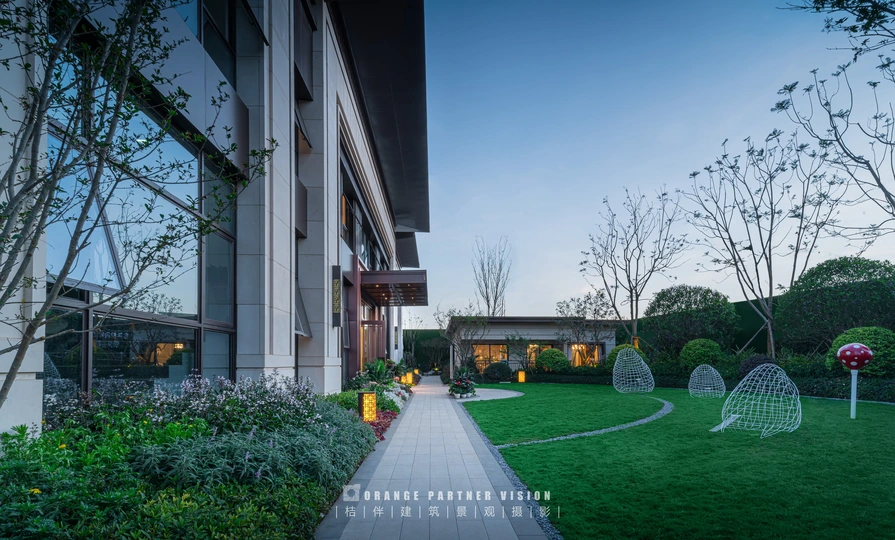 草坪和现代房屋前的步行道